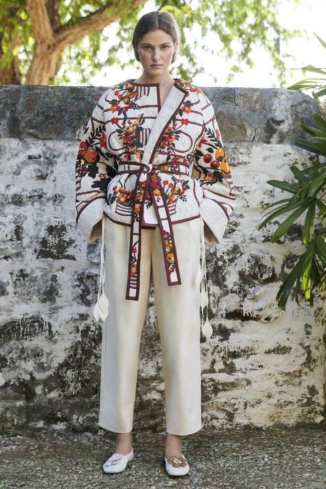 Desainer Tory Burch menampilkan setelan jaket dan celana serta gaun bergaya bohemian yang cantik di koleksi terbaru Pre-Fall 2021. Foto: dok. Tory Burch.