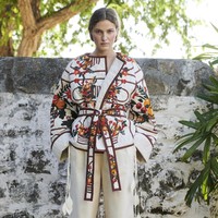 Desainer Tory Burch menampilkan setelan jaket dan celana serta gaun bergaya bohemian yang cantik di koleksi terbaru Pre-Fall 2021. Foto: dok. Tory Burch.