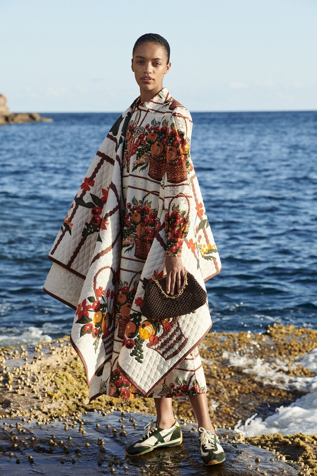Desainer Tory Burch menampilkan setelan jaket dan celana serta gaun bergaya bohemian yang cantik di koleksi terbaru Pre-Fall 2021. Foto: dok. Tory Burch.
