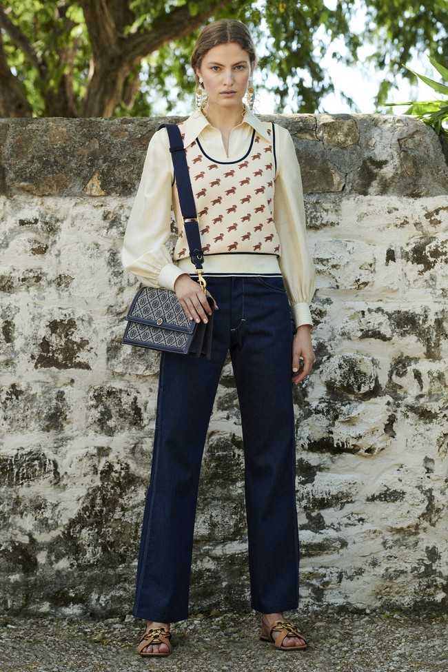 Desainer Tory Burch menampilkan setelan jaket dan celana serta gaun bergaya bohemian yang cantik di koleksi terbaru Pre-Fall 2021.. Foto: dok. Tory Burch.