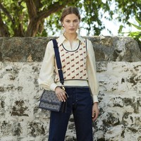 Desainer Tory Burch menampilkan setelan jaket dan celana serta gaun bergaya bohemian yang cantik di koleksi terbaru Pre-Fall 2021.. Foto: dok. Tory Burch.