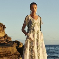 Desainer Tory Burch menampilkan setelan jaket dan celana serta gaun bergaya bohemian yang cantik di koleksi terbaru Pre-Fall 2021. Foto: dok. Tory Burch.