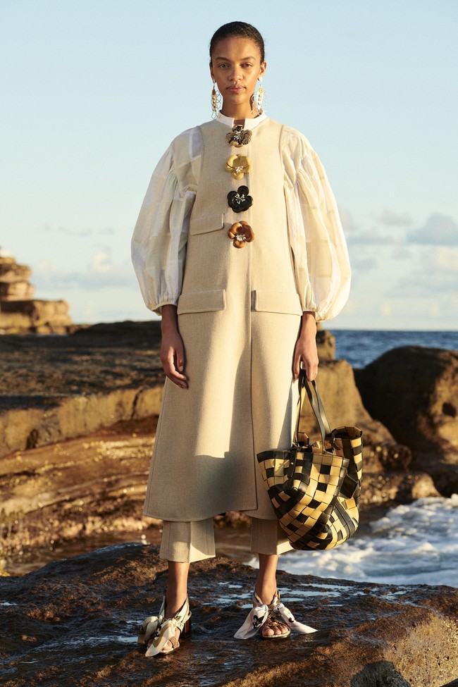Desainer Tory Burch menampilkan setelan jaket dan celana serta gaun bergaya bohemian yang cantik di koleksi terbaru Pre-Fall 2021. Foto: dok. Tory Burch.