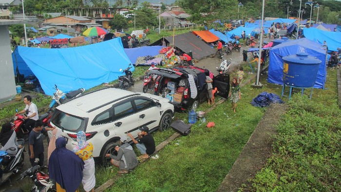 Sejumlah korban gempa Mamuju, Sulawesi Barat, terpaksa dirawat di tenda darurat di kawasan Rumah Sakit Regional Sulbar.
