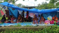 Sementara warga lainnya terlihat mendirikan tenda darurat menggunakan terpal di dataran tinggi Mamuju.