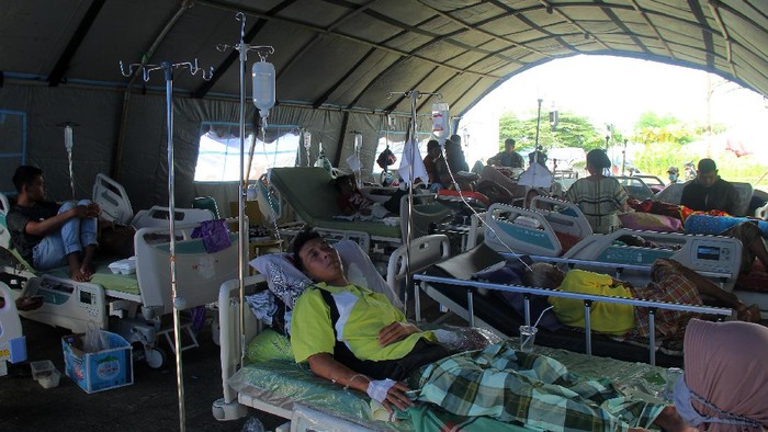 Korban Gempa Mamuju Sulbar Dirawat di Tenda Darutat Sejumlah korban gempa Mamuju, Sulawesi Barat, terpaksa dirawat di tenda darurat di kawasan Rumah Sakit Regional Sulbar.