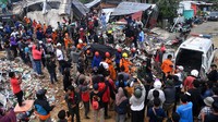 Tim SAR gabungan mengevakuasi jenazah korban gempa bumi magnitudo 6,2 di Mamuju, Sulawesi Barat, Sabtu (16/1/2021).