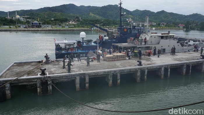 KRI Teluk Ende bersandar di Mamuju, untuk mengirim bantuan bagi korban gempa Sulbar. Ada puluhan ton logistik yang dibawa.