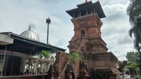 Humas Yayasan Masjid, Menara, dan Makam Sunan Kudus (YM3K), Denny Nur Hakim, mengatakan ada dua versi cerita tentang berdirinya Menara Kudus. Versi pertama, menara didirikan oleh masyarakat Hindu yang ada di Kudus. Sedangkan versi kedua, bahwa menara didirikan oleh Sunan Kudus. Namun secara umum, menara diyakini didirikan oleh Sunan Kudus.