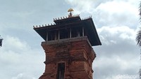 Denny mengatakan secara pasti kapan berdirinya bangunan menara hingga sekarang belum diketahui. Namun berdirinya bangunan menara ini disebut tidak jauh berbeda dengan berdirinya Masjid Al-Aqsha, Kudus.