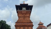 Pada proses pembangunan menara, kata Denny, ada yang menarik. Yakni batu merah yang ditata seindah itu tidak dilem perekat. Namun batu merah itu hanya digosok-gosokan hingga lengket.