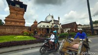Secara tata letak, menurutnya, bangunan menara mengarah ke arah barat atau sesuai dengan kiblat. Bangunan menara memiliki arsitektur berbentuk seperti bangunan miliki umat beragama Hindu. Namun kata dia, arsitektur itu mencerminkan bentuk toleransi untuk menghargai orang lain. Karena pada waktu itu, Sunan Kudus melakukan penyebaran agama Islam melalui pendekatan budaya.