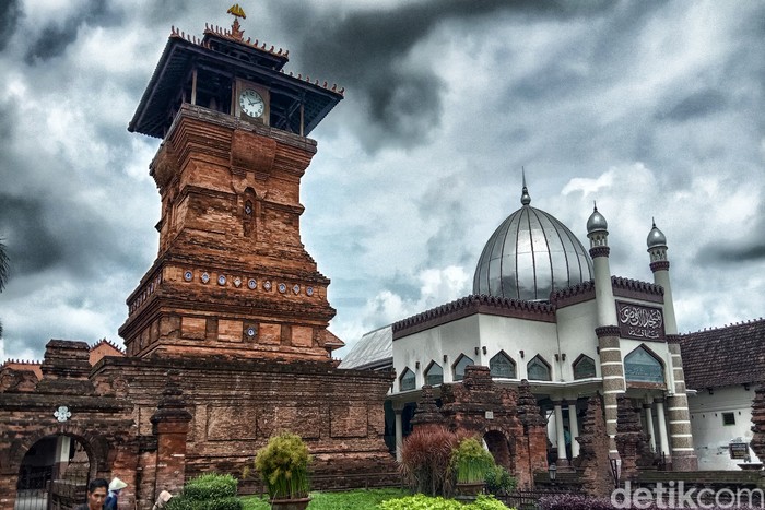 Menara Kudus peninggalan Sunan Kudus masih berdiri kokoh hingga kini. Saksi bisu penyebaran agama Islam tersebut memiliki dua versi cerita tentang sejarahnya.