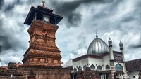 Dari pantauan di lokasi, Menara Kudus terlihat indah dan berdiri kokoh. Tampak di atas menara terdapat beduk dan atap yang terbuat dari kayu. Di atas atap terdapat tulisan berlafal Allah. Selain itu ada juga jam besar berada di bagian depan menara.