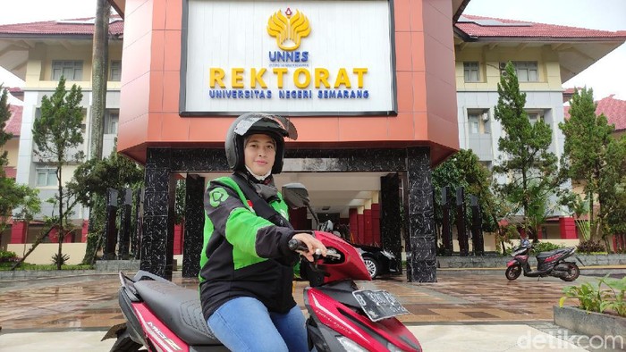 Lily Nur Rahmawati, mahasiswi Unnes nyambi driver ojek online (ojol), Rabu (13/1/2021).