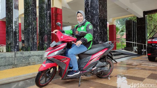 Lily Nur Rahmawati, mahasiswi Unnes nyambi driver ojek online (ojol), Rabu (13/1/2021).