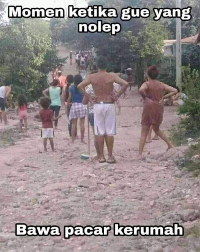 Momen pas kamu dan pacar menoleh. Warga se-RT langsung balik badan, pura-pura nggak lihat. Ada-ada saja memang.. Foto: Instagram/@asupanmemekocak.id