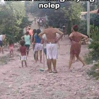 Momen pas kamu dan pacar menoleh. Warga se-RT langsung balik badan, pura-pura nggak lihat. Ada-ada saja memang.. Foto: Instagram/@asupanmemekocak.id