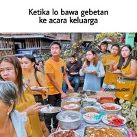 Siapa yang pernah ngajak pacar atau gebetannya pas acara keluarga besar kayak gini? Auto jadi pusat perhatian deh. Foto: Instagram/@statuslucu_official