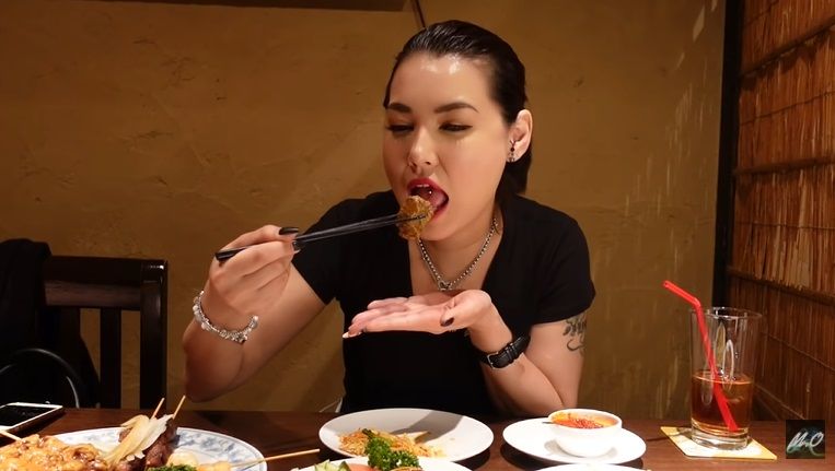 Miyabi Doyan Makan Mie Goreng dan Sate