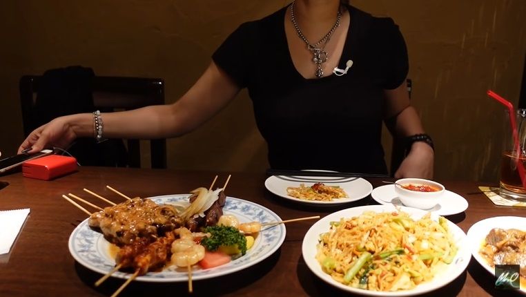 Miyabi Doyan Makan Mie Goreng dan Sate