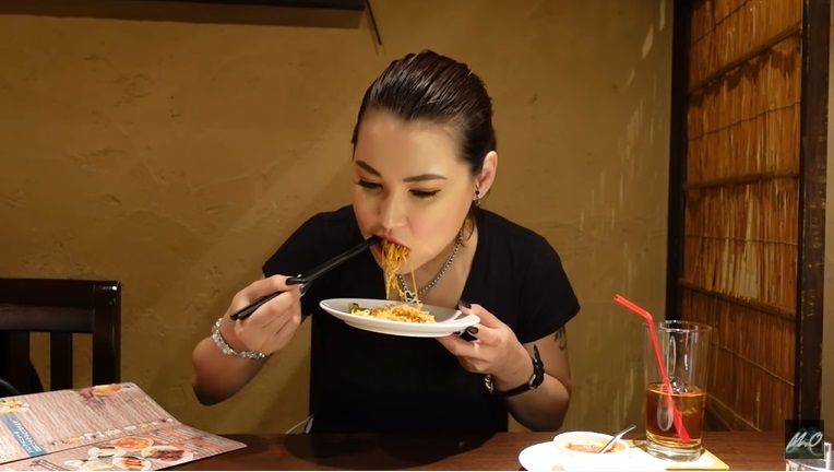 Miyabi Doyan Makan Mie Goreng dan Sate