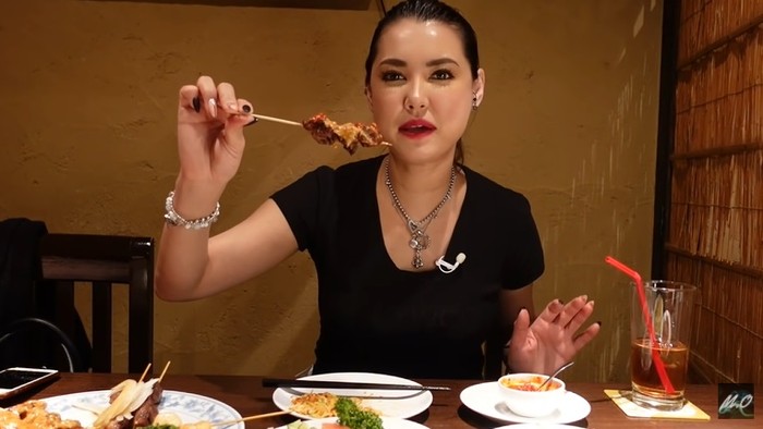 miyabi makan mie goreng dan sate Miyabi Doyan Makan Mie Goreng dan Sate