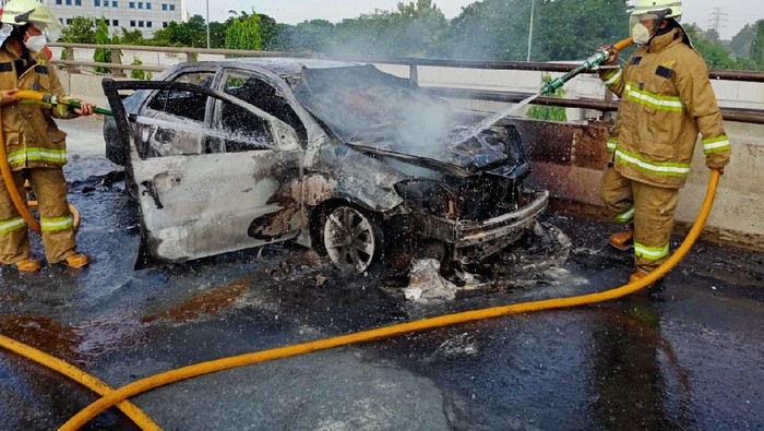 Mobil terbakar di Tol Tanjung Priok
