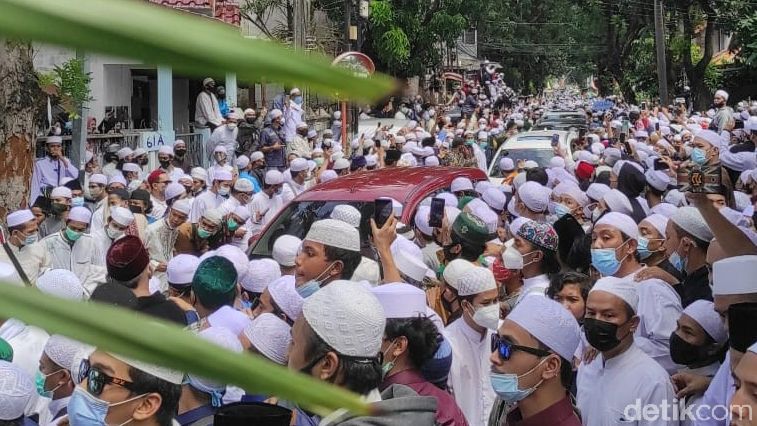 Lokasi pemakaman Habib Ali bin Abdurrahman Assegaf dipadati masyarakat yang hendak melayat. Polisi dan TNI berjaga-jaga di lokasi.