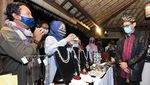 Momen Sandiaga Berbincang dengan Pelaku UMKM di Mandalika