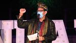 Momen Sandiaga Berbincang dengan Pelaku UMKM di Mandalika