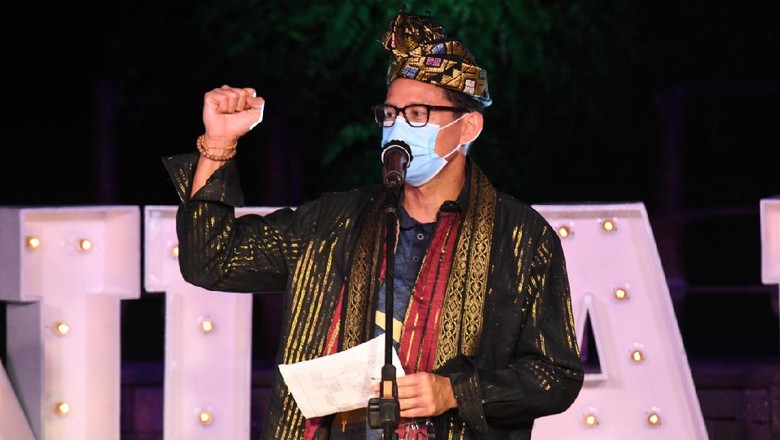 Momen Sandiaga Berbincang dengan Pelaku UMKM di Mandalika Menparekraf Sandiaga Salahudin Uno menegaskan akan memberikan kemudahan untuk pelaku usaha pariwisata dan ekonomi kreatif dalam gelaran MotoGP 2021.