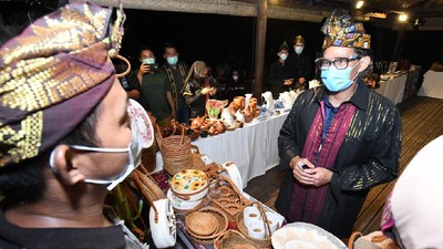 Momen Sandiaga Berbincang dengan Pelaku UMKM di Mandalika