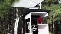 Di atas Office Pod ada balkon yang dapat diakses dari dalam mobil. Foto-foto yang dirilis Nissan menunjukkan ruang lounge yang besar, kursi santai, dan payung yang cukup besar. Foto: Nissan