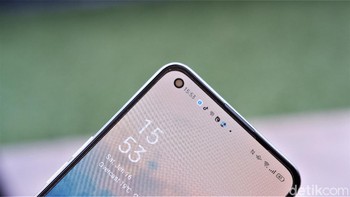 Lantaran mengusung single punch hole membuat rasio screen to body mencapai 9,17%. Di sana pula terdapat kamera selfie 44 MP. Foto: Adi Fida Rahman/detikINET