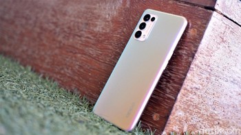 Baterai Oppo Reno5 berkapasitas 4.310 mAh. Ia dilengkapi pengisian cepat 50W Flash Charging. Foto: Adi Fida Rahman/detikINET