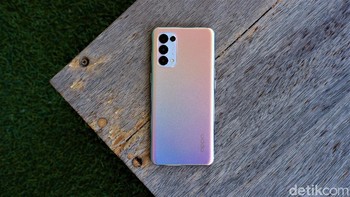 Bagian belakangnya menerapkan menerapkan proses Diamond Spectrum yang menciptakan efek visual baru yang dapat menghadirkan ribuan warna pada satu perangkat dengan melihatnya melalui sudut yang berbeda atau dalam pencahayaan yang berbeda. Foto: Adi Fida Rahman/detikINET