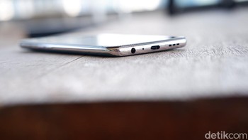 Masih dilengkapi jack audio 3,5 mm dan USB Type C. Foto: Adi Fida Rahman/detikINET