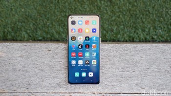 Layar Oppo Reno4 berukuran 6,4 inch dengan resolusi Full HD+. Ponsel ini sudah mendukung refresh rate 90Hz. Foto: Adi Fida Rahman/detikINET