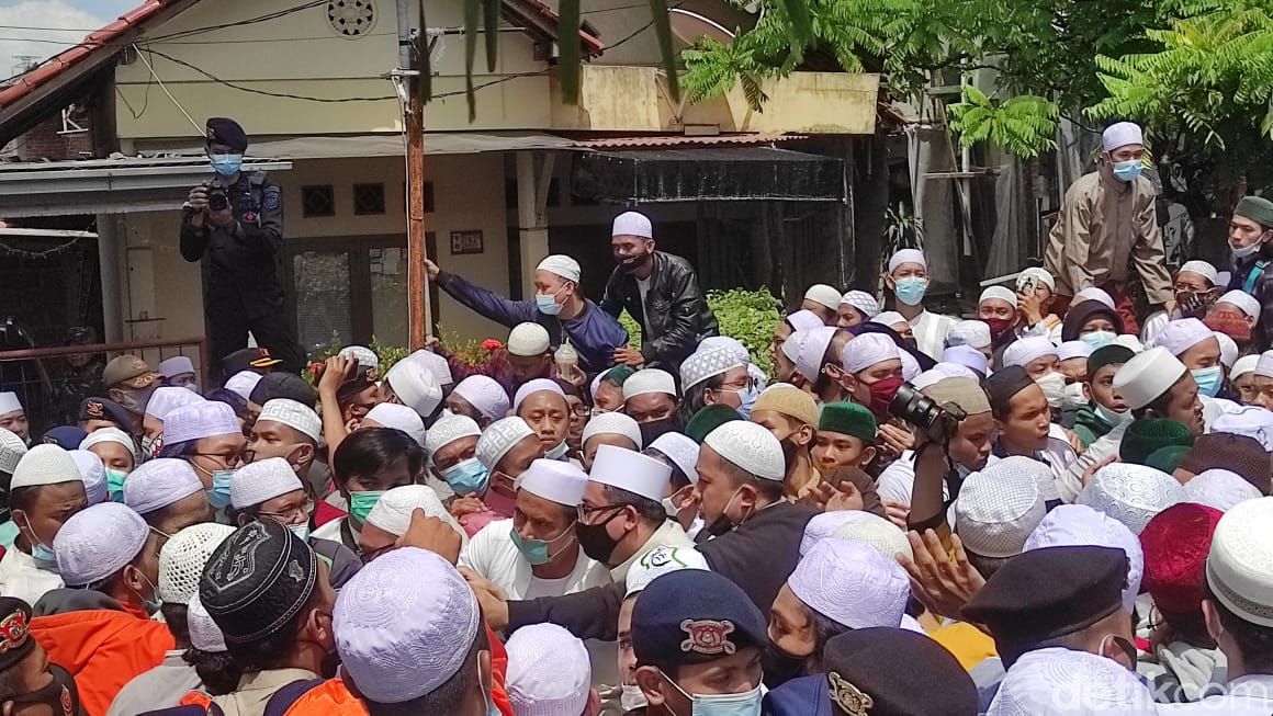 Pelayat Habib Ali bin Abdurrahman Assegaf (Syahidah Izzata/detikcom)