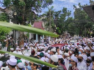 Kerumunan Tak Terelakkan di Pemakaman Habib Ali bin Assegaf