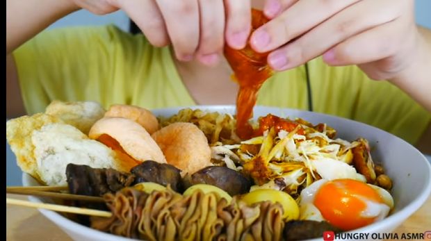 Penasaran Dengan Suara Makan Bubur Ayam, Wanita Ini Buat Video ASMR