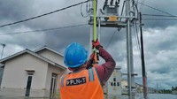 Sampai dengan hari ini, Sabtu (16/1) debit air di lokasi GI Ulin masih tinggi dan menggenangi sebagian besar peralatan GI. Adapun upaya PLN mencegah debit air semakin tinggi, PLN sudah membuat bendungan di sekitar lokasi GI dan menyiapkan unit penyedot untuk menyedot air yang sudah masuk ke dalam GI. Foto: Dok. PLN