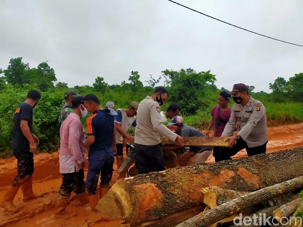 Perbaikan jalan rusak di Berbak, Jambi. (Ferdi Almunanda/detikcom)