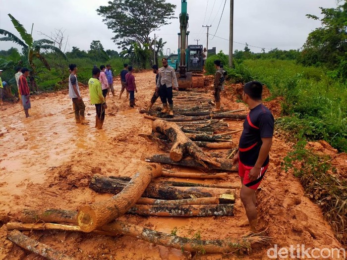 Perbaikan jalan rusak di Berbak, Jambi. (Ferdi Almunanda/detikcom)