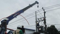 Setidaknya, ada 528 buah gardu atau 58% dari total 872 gardu terdampak gempa yang sudah berhasil dinyalakan kembali oleh PLN. Kini, sekitar 54,5 ribu pelanggan dapat kembali menikmati listrik. PLN meyakinkan bakal terus melakukan upaya pemulihan listrik sampai bisa nyala kembali 100%. ANTARA FOTO/ Akbar Tado