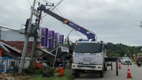 Pihak PLN mempercepat perbaikan listrik usai gempa bumi dan memfokuskan aliran ke Rumah Sakit Setempat. ANTARA FOTO/ Akbar Tado