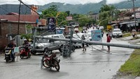 Saat ini, PLN masih berupaya memulihkan kelistrikan yang padam antara lain di Kecamatan Talapang, Talapang Barat, Simkep sebagian Mamuju, sebagian Kecamatan Malunda dan Ulumanda. Besarnya magnitudo gempa mengakibatkan beberapa tiang dan gardu listrik roboh dan beberapa infrastruktur lain terganggu. ANTARA FOTO/ Akbar Tado