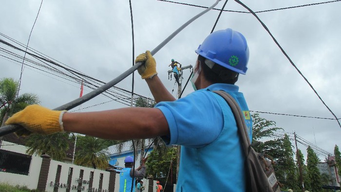 Perbaikan Listrik Pascagempa di Mamuju Listrik di Mamuju dan Majene, Sulbar sempat padam terdampak gempa susulan. Sejauh ini, sebagian sudah kembali menyala.