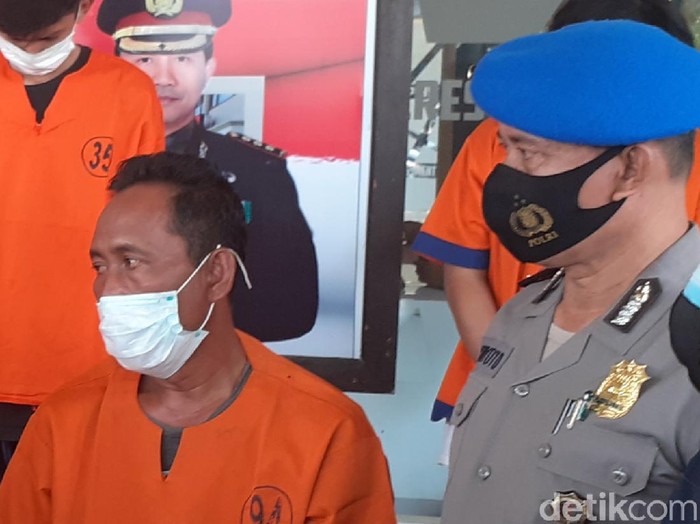 Pria di Banyuwangi tega menyetubuhi anak tirinya. Bahkan, persetubuhan itu dilakukan sejak korban kelas 1 SD hingga usianya genap 16 tahun.
